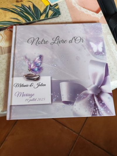 Livre d’or personnalisable – Papillon parme féerique