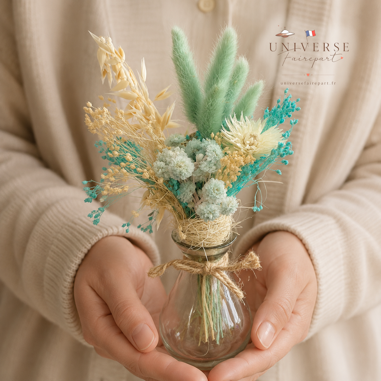 Bouquet de table mariage fleurs séchées ivoire et camaïeu de bleu turquoise 18 cm