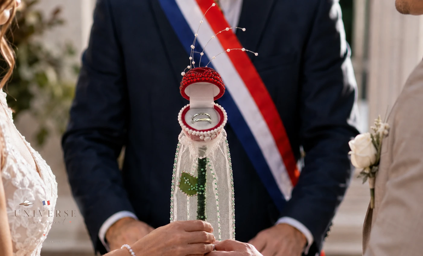 Porte-alliances Rose Éternelle rouge perlée & strass – Fait main – PIÈCE UNIQUE